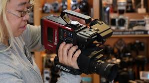 Nostalgia Analog yang Dijual Mahal: Komunitas 'No-Screen Saturday' & Maraknya Toko Alat Tulis Mewah sebagai Terapi Kecemasan Digital.