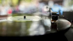 Streaming Fatigue: Saat Musik dari Piringan Hitam Terasa Lebih Hidup daripada 10 Juta Lagu di Genggaman