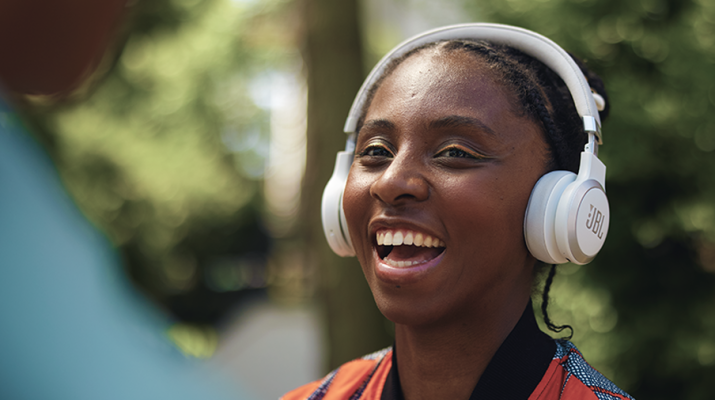 Konser di Dalam Kepala: Ketika Tren Musik Hibrida Oktober 2026 Mengandalkan Headset Neural Audio yang Mengalirkan Nada Langsung ke Saraf Pendengaran